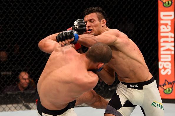 Court McGee (luvas vermelhas) venceu Márcio Lyoto por decisão unânime