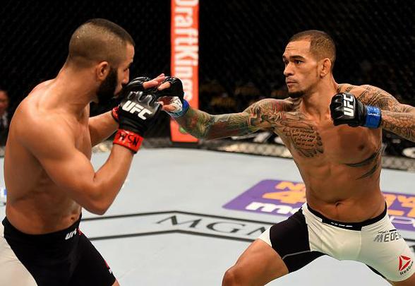 Yancy Medeiros (luvas azuis) venceu John Makdessi por decisão dividida