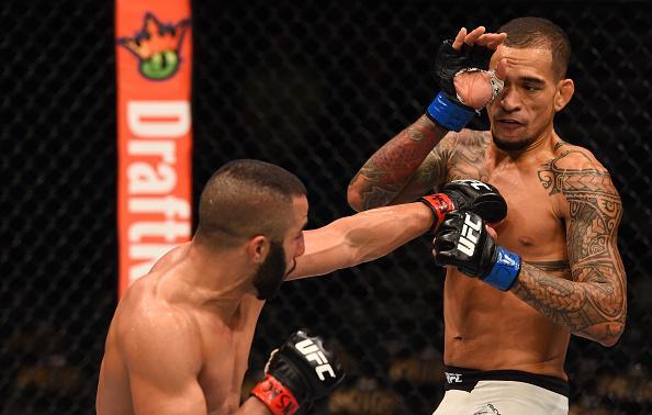 Yancy Medeiros (luvas azuis) venceu John Makdessi por decisão dividida