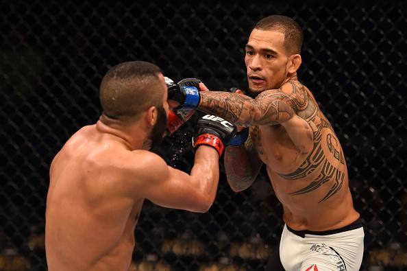 Yancy Medeiros (luvas azuis) venceu John Makdessi por decisão dividida