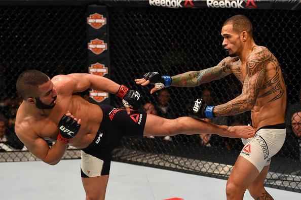 Yancy Medeiros (luvas azuis) venceu John Makdessi por decisão dividida