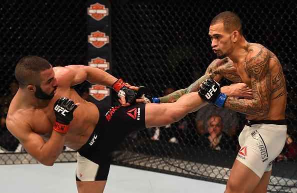 Yancy Medeiros (luvas azuis) venceu John Makdessi por decisão dividida