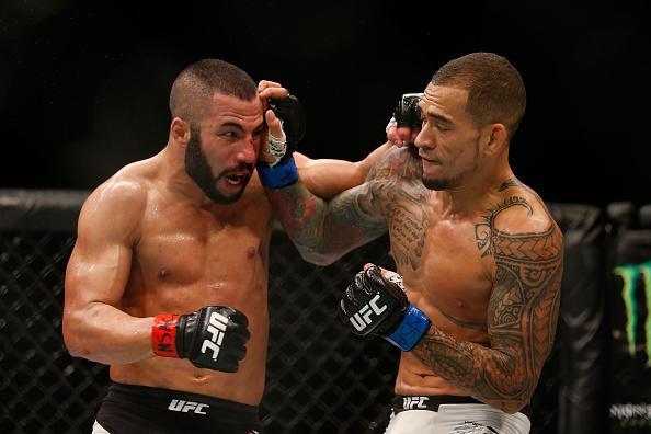 Yancy Medeiros (luvas azuis) venceu John Makdessi por decisão dividida