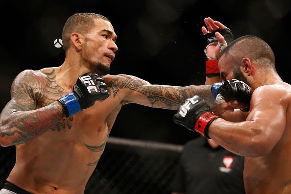 Yancy Medeiros (luvas azuis) venceu John Makdessi por decisão dividida