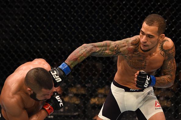 Yancy Medeiros (luvas azuis) venceu John Makdessi por decisão dividida