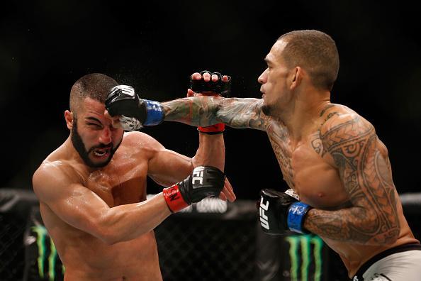 Yancy Medeiros (luvas azuis) venceu John Makdessi por decisão dividida