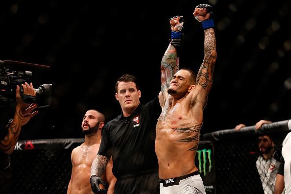 Yancy Medeiros (luvas azuis) venceu John Makdessi por decisão dividida