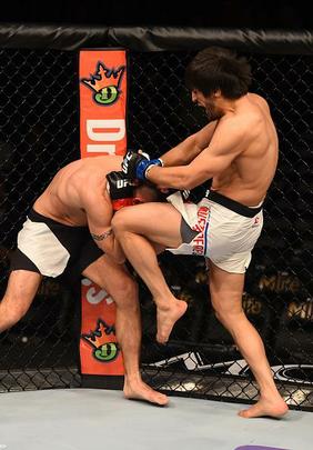Magomed Mustafaev (luvas azuis) venceu Joe Proctor por nocaute técnico no 1º round