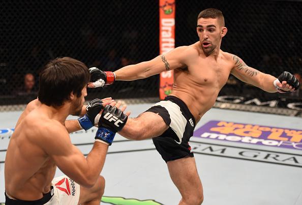 Magomed Mustafaev (luvas azuis) venceu Joe Proctor por nocaute técnico no 1º round