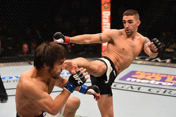 Magomed Mustafaev (luvas azuis) venceu Joe Proctor por nocaute técnico no 1º round