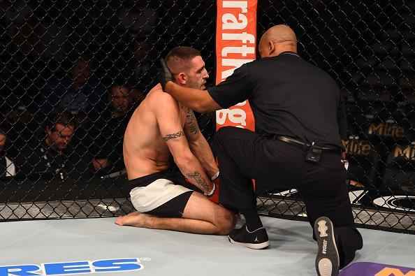 Magomed Mustafaev (luvas azuis) venceu Joe Proctor por nocaute técnico no 1º round