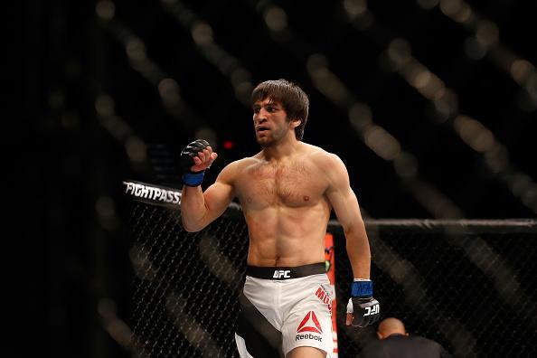 Magomed Mustafaev (luvas azuis) venceu Joe Proctor por nocaute técnico no 1º round