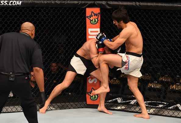 Magomed Mustafaev (luvas azuis) venceu Joe Proctor por nocaute técnico no 1º round
