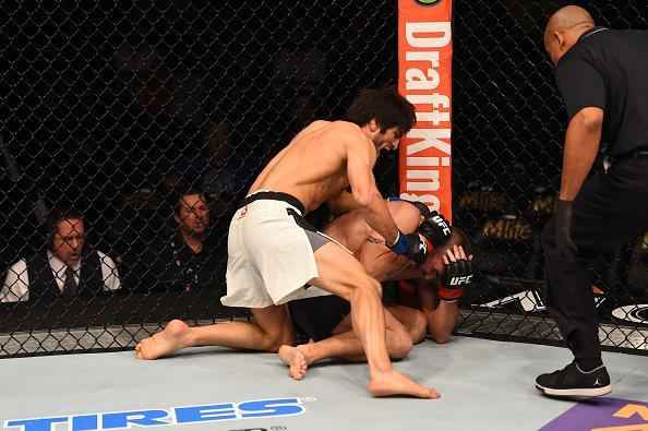 Magomed Mustafaev (luvas azuis) venceu Joe Proctor por nocaute técnico no 1º round