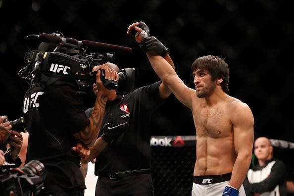 Magomed Mustafaev (luvas azuis) venceu Joe Proctor por nocaute técnico no 1º round