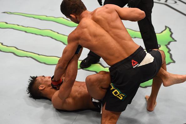 Léo Santos (luvas vermelhas) venceu Kevin Lee por nocaute técnico no 1º round
