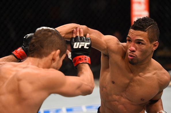 Léo Santos (luvas vermelhas) venceu Kevin Lee por nocaute técnico no 1º round