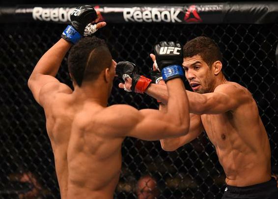 Léo Santos (luvas vermelhas) venceu Kevin Lee por nocaute técnico no 1º round