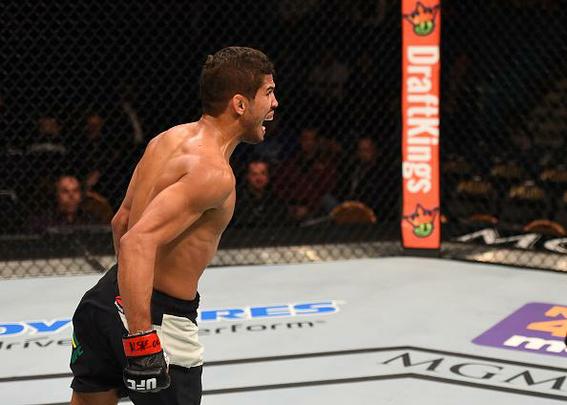 Léo Santos (luvas vermelhas) venceu Kevin Lee por nocaute técnico no 1º round