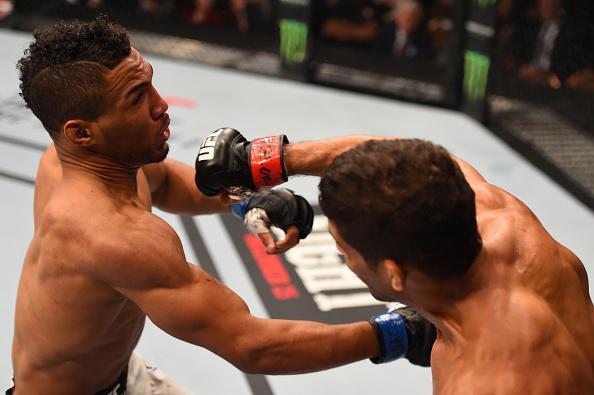 Léo Santos (luvas vermelhas) venceu Kevin Lee por nocaute técnico no 1º round