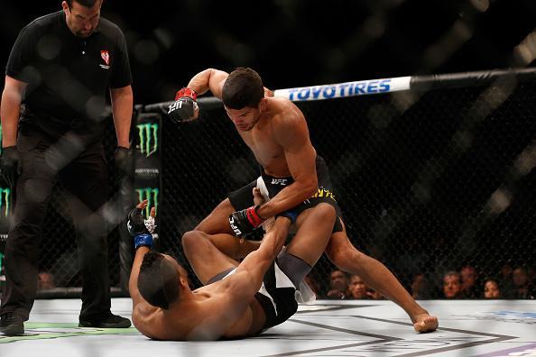 Léo Santos (luvas vermelhas) venceu Kevin Lee por nocaute técnico no 1º round