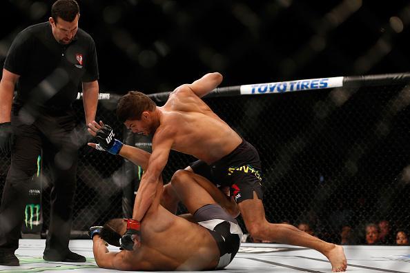 Léo Santos (luvas vermelhas) venceu Kevin Lee por nocaute técnico no 1º round