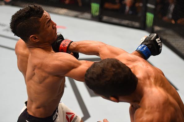 Léo Santos (luvas vermelhas) venceu Kevin Lee por nocaute técnico no 1º round