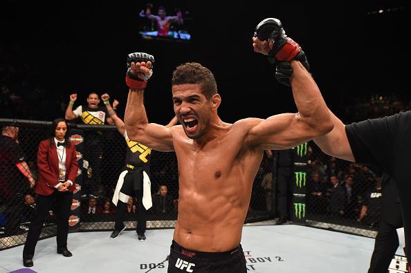 Léo Santos (luvas vermelhas) venceu Kevin Lee por nocaute técnico no 1º round