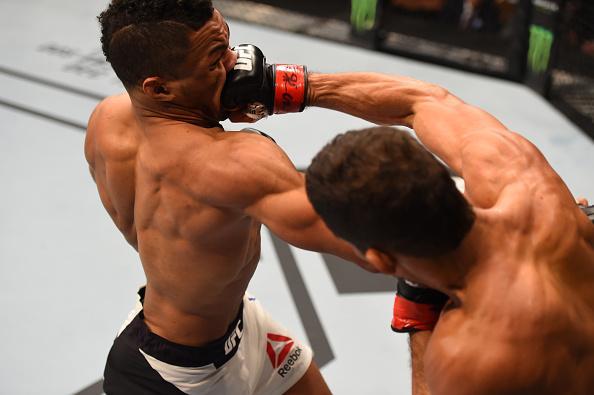 Léo Santos (luvas vermelhas) venceu Kevin Lee por nocaute técnico no 1º round