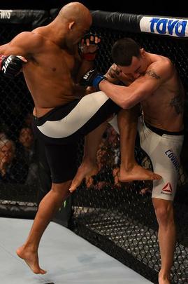 Warlley Alves (luvas vermelhas) venceu Colby Covington por finalização no 1º round