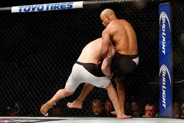 Warlley Alves (luvas vermelhas) venceu Colby Covington por finalização no 1º round