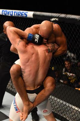 Warlley Alves (luvas vermelhas) venceu Colby Covington por finalização no 1º round