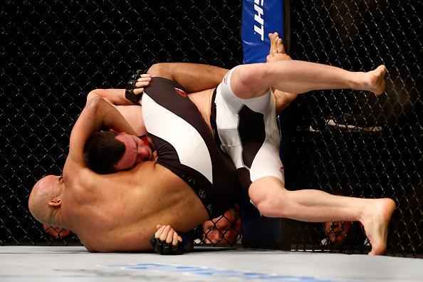Warlley Alves (luvas vermelhas) venceu Colby Covington por finalização no 1º round