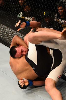 Warlley Alves (luvas vermelhas) venceu Colby Covington por finalização no 1º round