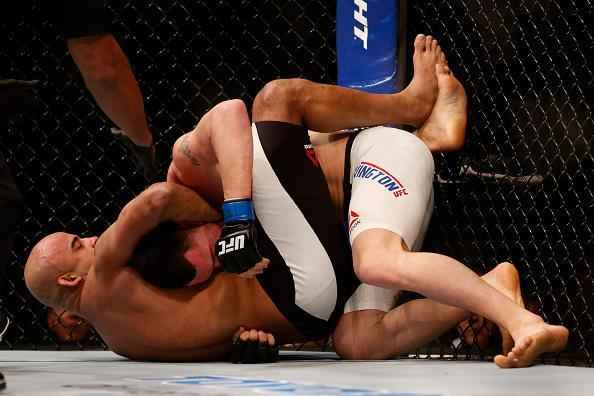 Warlley Alves (luvas vermelhas) venceu Colby Covington por finalização no 1º round