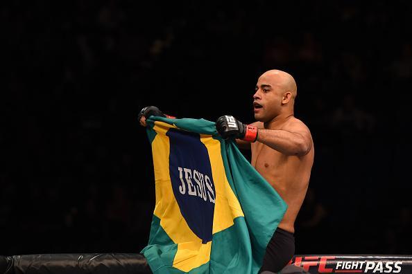 Warlley Alves (luvas vermelhas) venceu Colby Covington por finalização no 1º round
