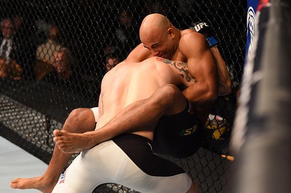 Warlley Alves (luvas vermelhas) venceu Colby Covington por finalização no 1º round