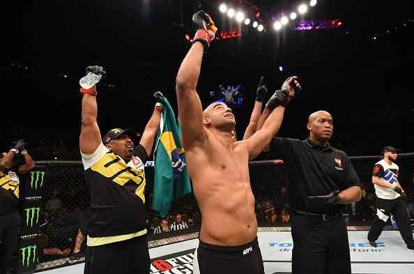 Warlley Alves (luvas vermelhas) venceu Colby Covington por finalização no 1º round