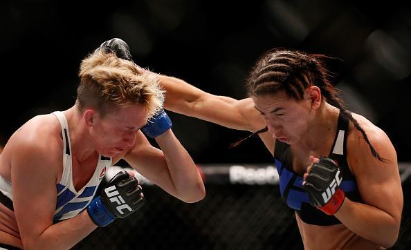 Tecia Torres (luvas vermelhas) venceu Jocelyn Jones-Lybarger por decisão unânime