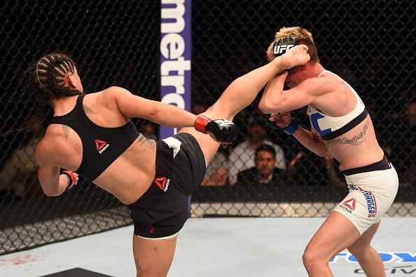 Tecia Torres (luvas vermelhas) venceu Jocelyn Jones-Lybarger por decisão unânime