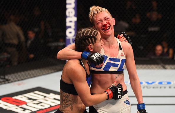 Tecia Torres (luvas vermelhas) venceu Jocelyn Jones-Lybarger por decisão unânime