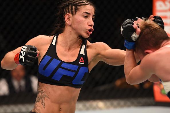 Tecia Torres (luvas vermelhas) venceu Jocelyn Jones-Lybarger por decisão unânime