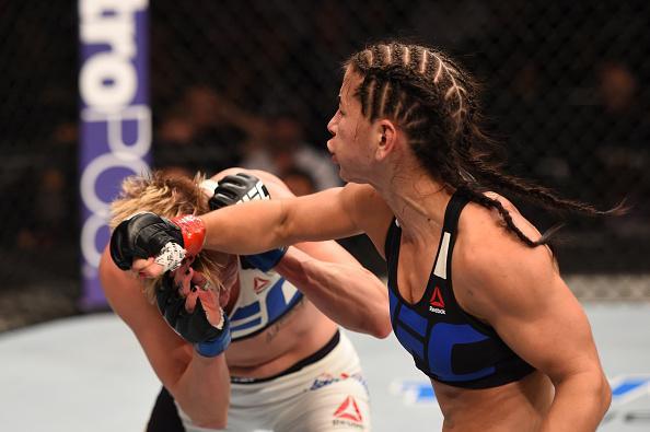 Tecia Torres (luvas vermelhas) venceu Jocelyn Jones-Lybarger por decisão unânime