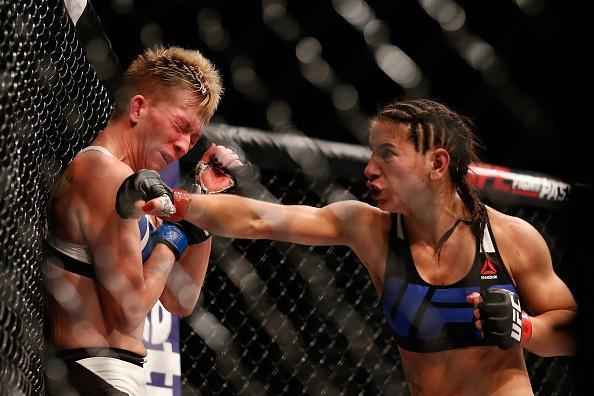 Tecia Torres (luvas vermelhas) venceu Jocelyn Jones-Lybarger por decisão unânime