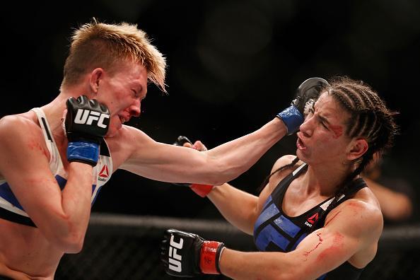 Tecia Torres (luvas vermelhas) venceu Jocelyn Jones-Lybarger por decisão unânime