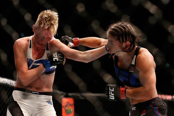 Tecia Torres (luvas vermelhas) venceu Jocelyn Jones-Lybarger por decisão unânime