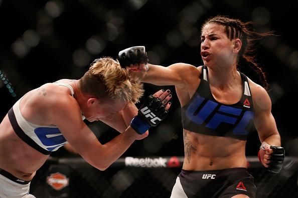 Tecia Torres (luvas vermelhas) venceu Jocelyn Jones-Lybarger por decisão unânime