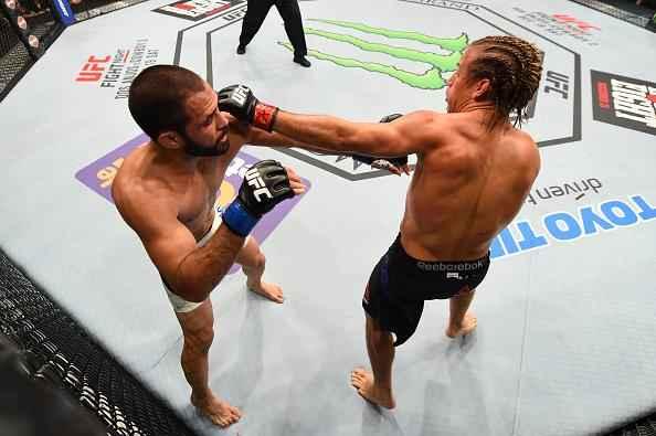Urijah Faber (luvas vermelhas) venceu Frankie Saenz por decisão unânime