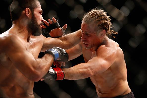 Urijah Faber (luvas vermelhas) venceu Frankie Saenz por decisão unânime