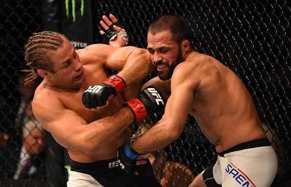 Urijah Faber (luvas vermelhas) venceu Frankie Saenz por decisão unânime
